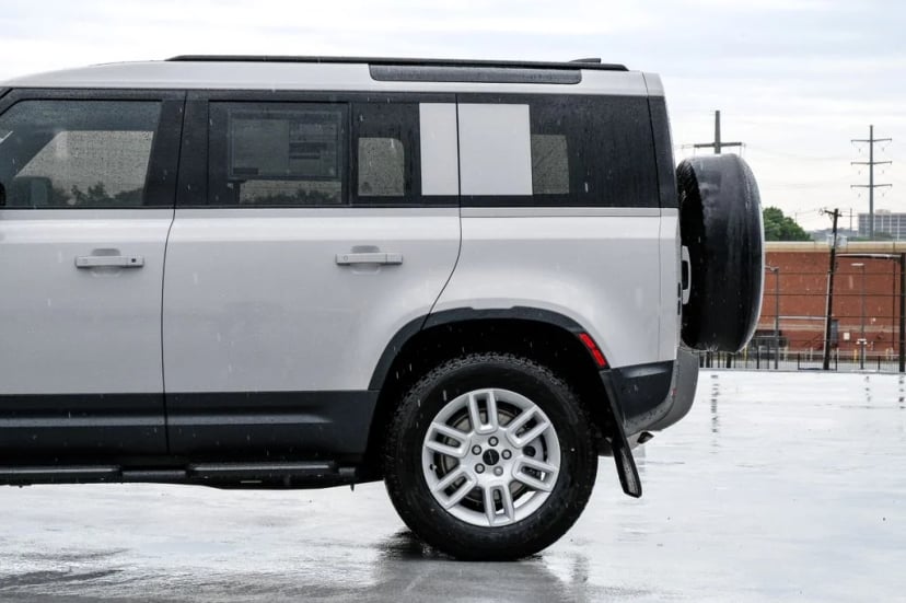 2026 Land Rover Defender 110 - Image 10