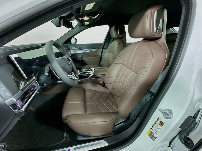 2026 BMW i7 - Image 16