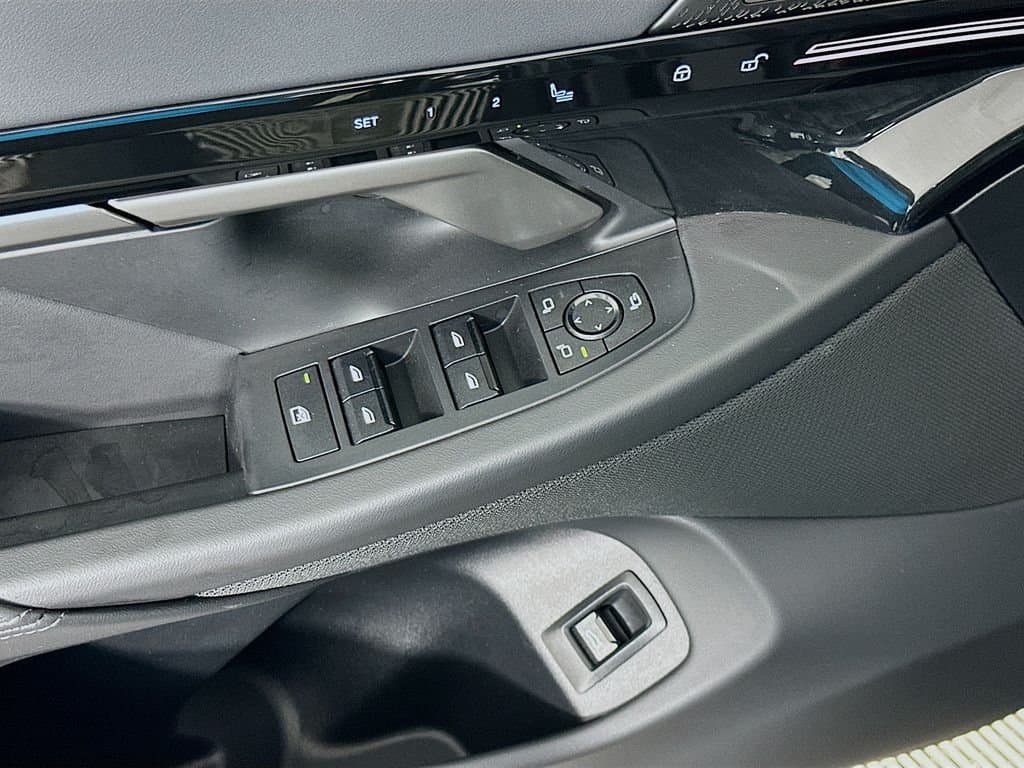 2025 BMW 5 Series - Image 18