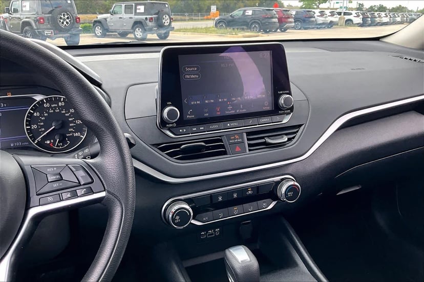 2022 Nissan Altima - Image 7