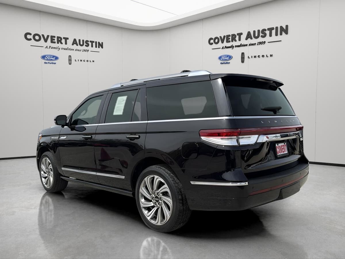 2022 Lincoln Navigator - Image 3