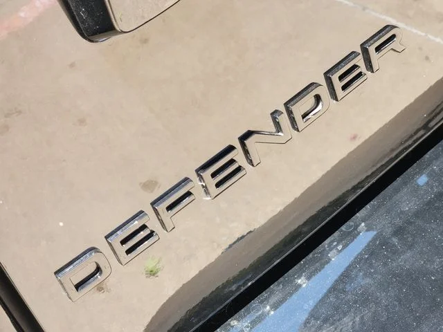 2025 Land Rover Defender 130 - Image 8