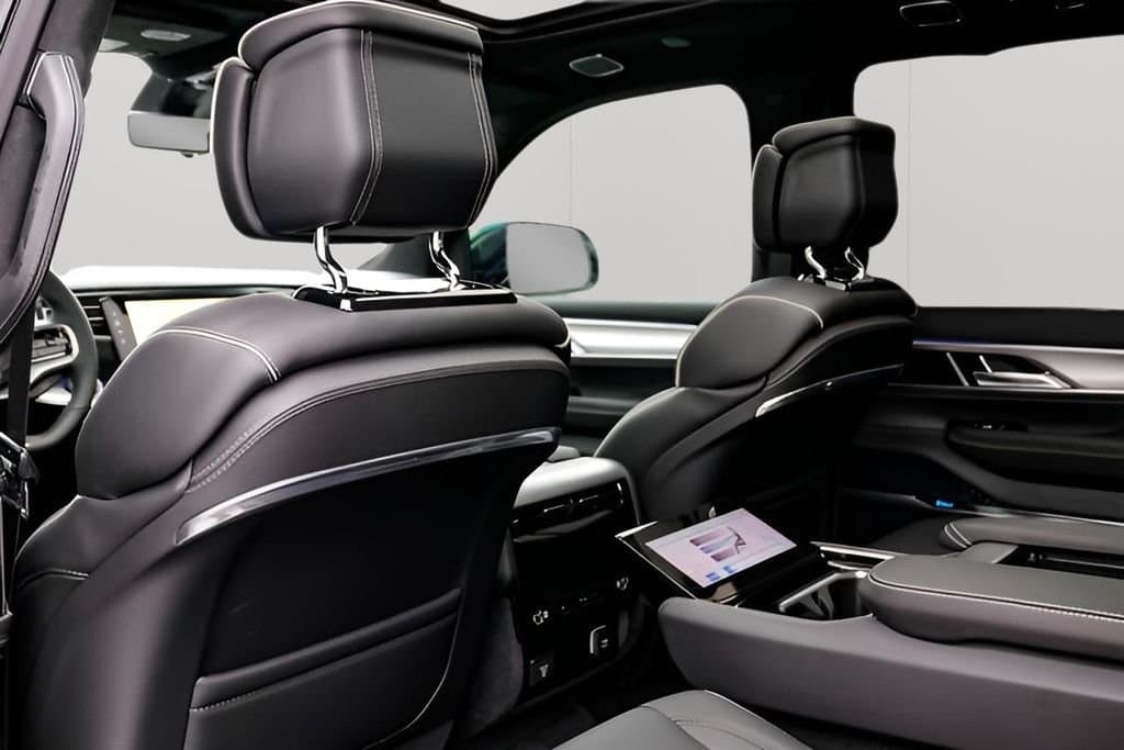 2023 Jeep Grand Wagoneer L - Image 17