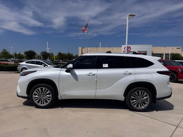 2026 Toyota Highlander Hybrid - Image 7