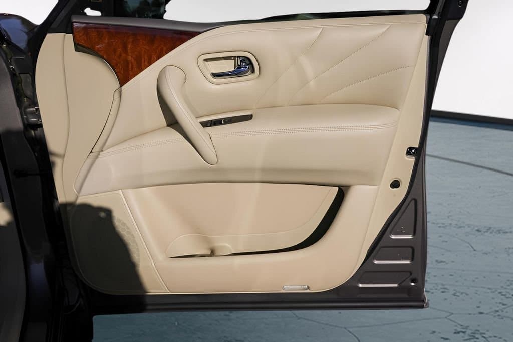 2017 INFINITI QX80 - Image 32