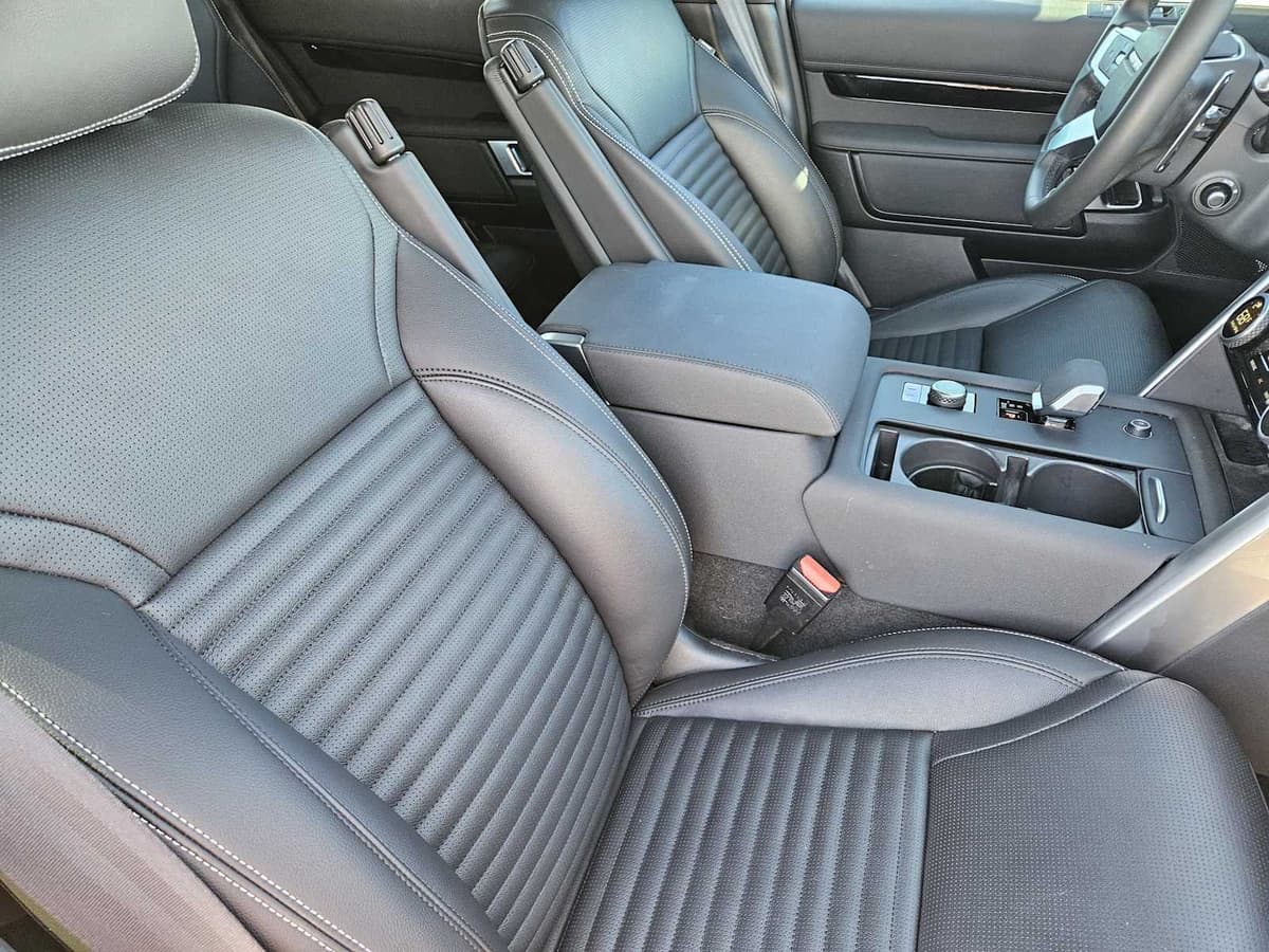 2025 Land Rover Discovery - Image 12