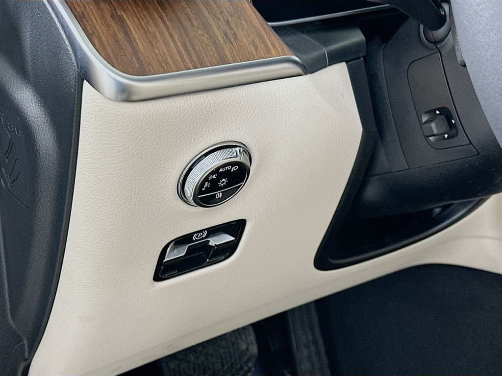 2024 Mercedes-Benz GLC - Image 10