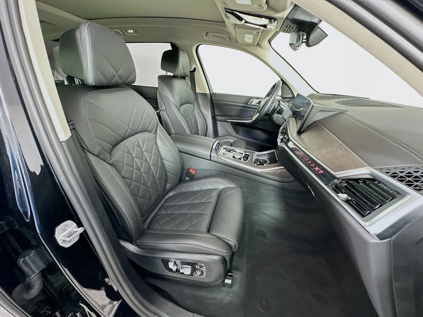 2023 BMW X7 - Image 30
