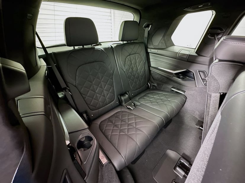 2025 BMW X7 - Image 28