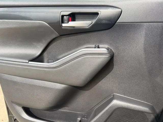 2025 Toyota Highlander - Image 18