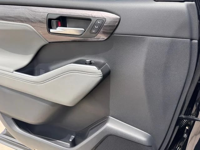 2026 Toyota Highlander Hybrid - Image 17