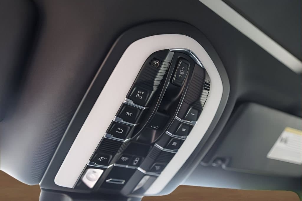 2025 Porsche Macan - Image 21