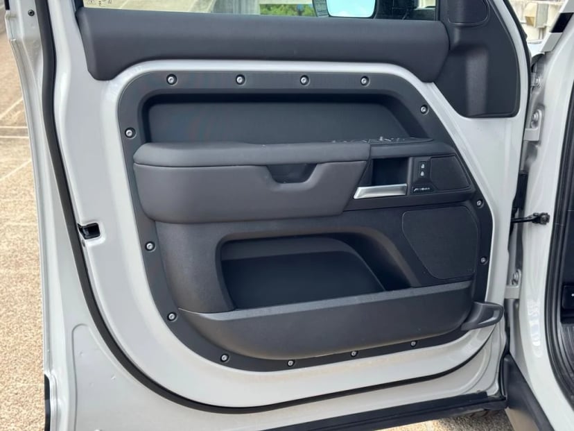 2026 Land Rover Defender 110 - Image 13