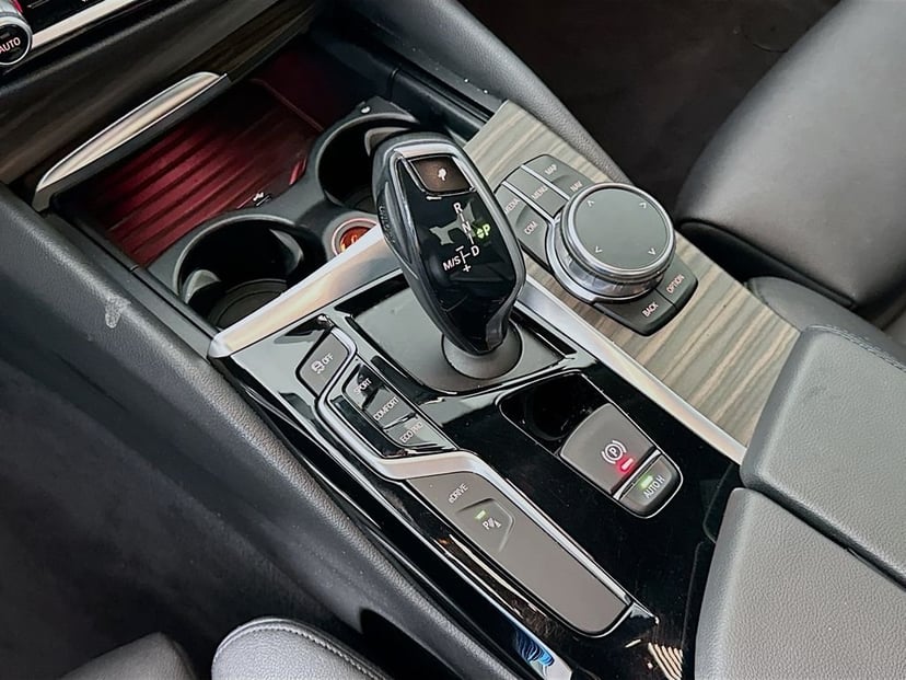 2018 BMW 5 Series - Image 17