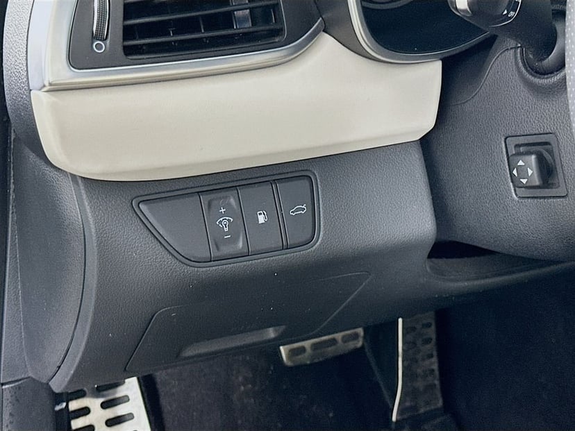 2023 Genesis G70 - Image 10
