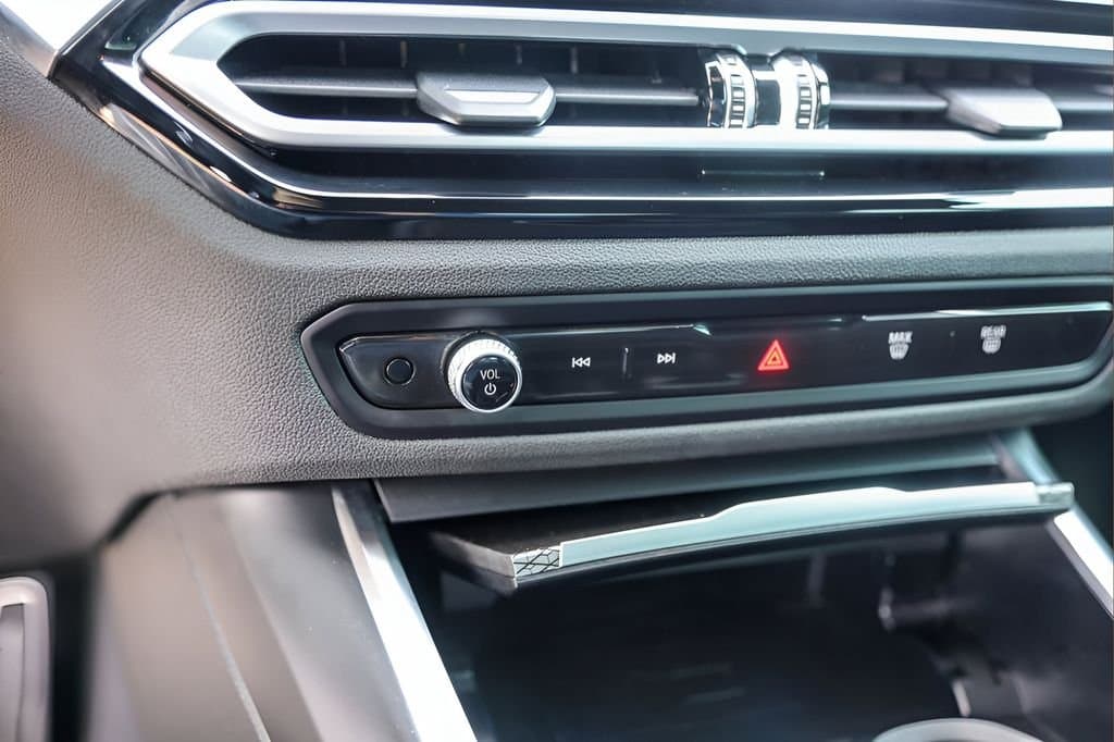 2023 BMW 3 Series - Image 18