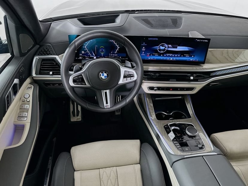 2025 BMW X7 - Image 23
