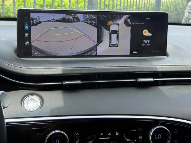 2023 Genesis GV70 - Image 16