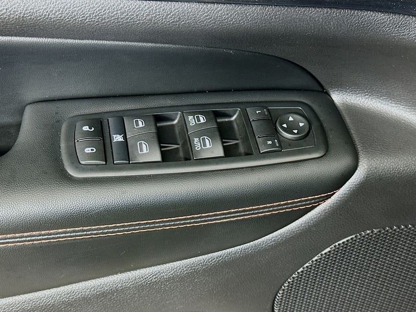 2017 Jeep Grand Cherokee - Image 17