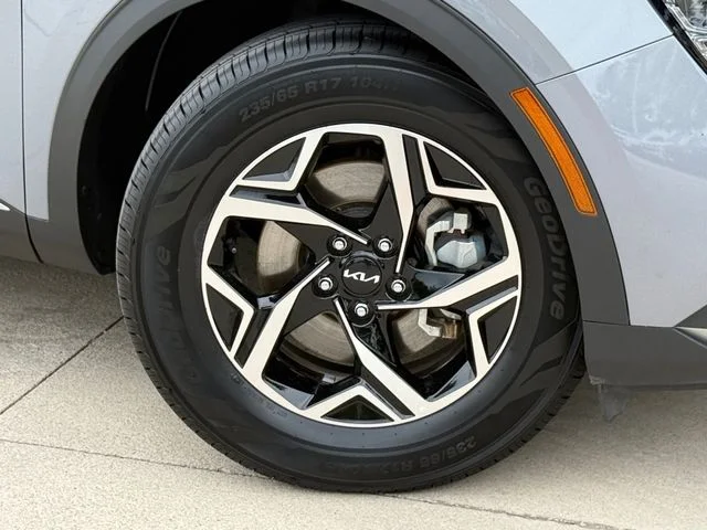 2025 Kia Sportage - Image 2