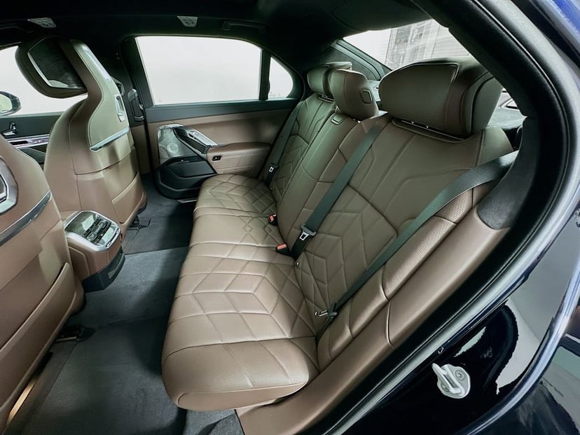 2025 BMW i7 - Image 17