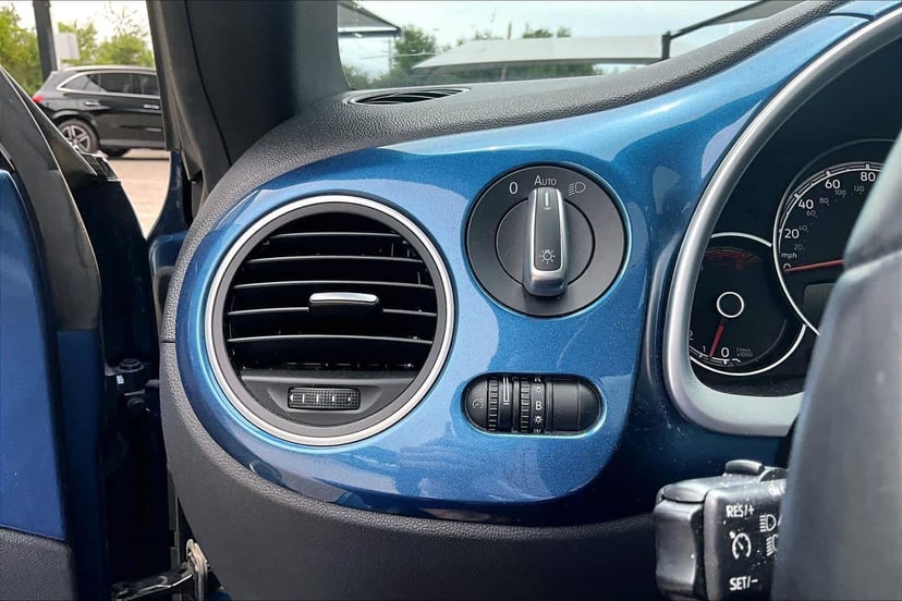 2018 Volkswagen Beetle - Image 31