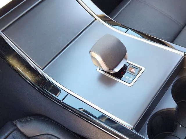 2025 Land Rover Range Rover Velar - Image 15