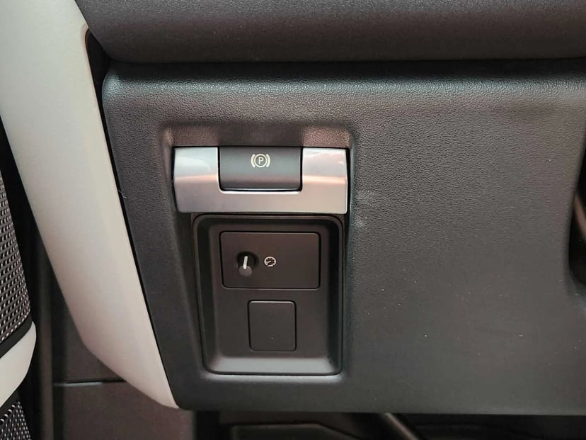 2022 Land Rover Defender - Image 22
