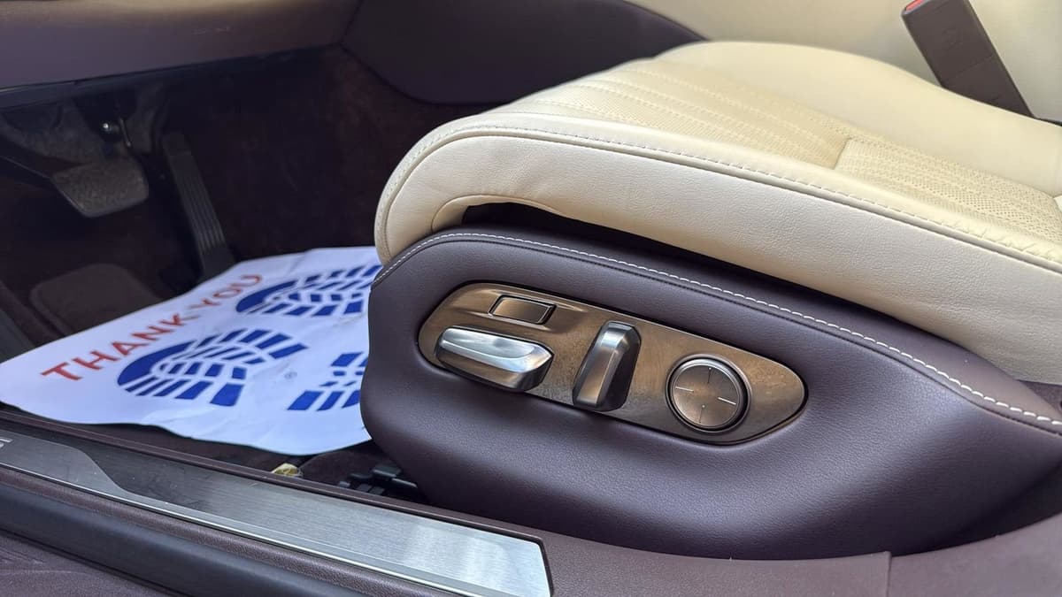 2018 Lexus LS - Image 11