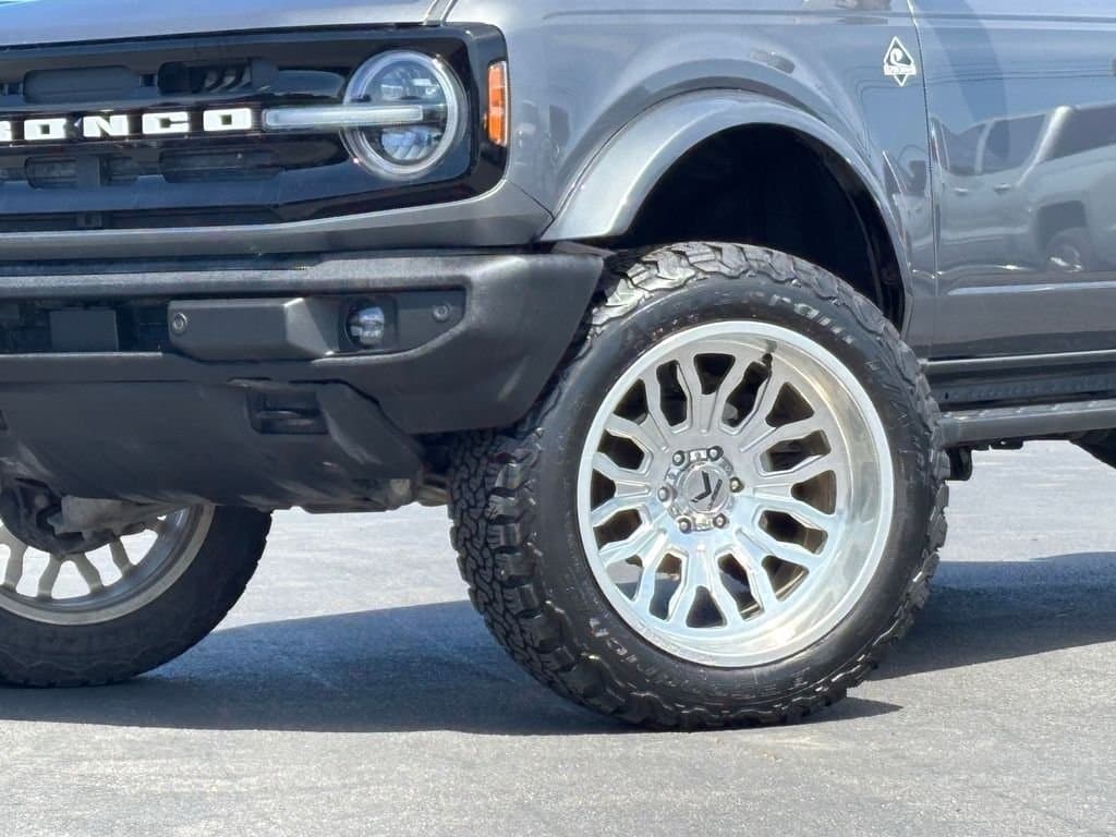 2023 Ford Bronco - Image 2