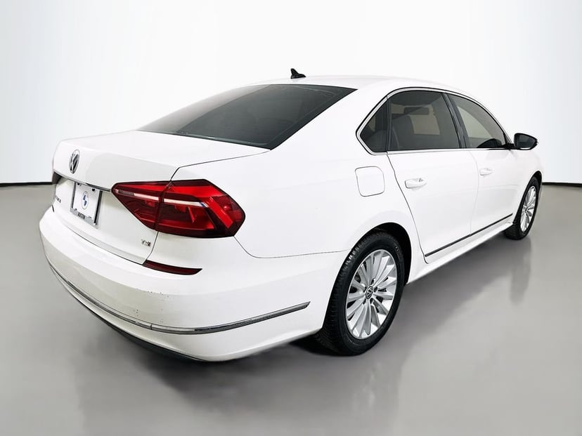 2017 Volkswagen Passat - Image 5