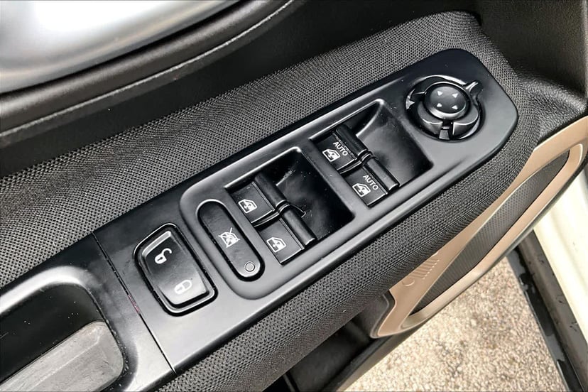 2017 Jeep Renegade - Image 34