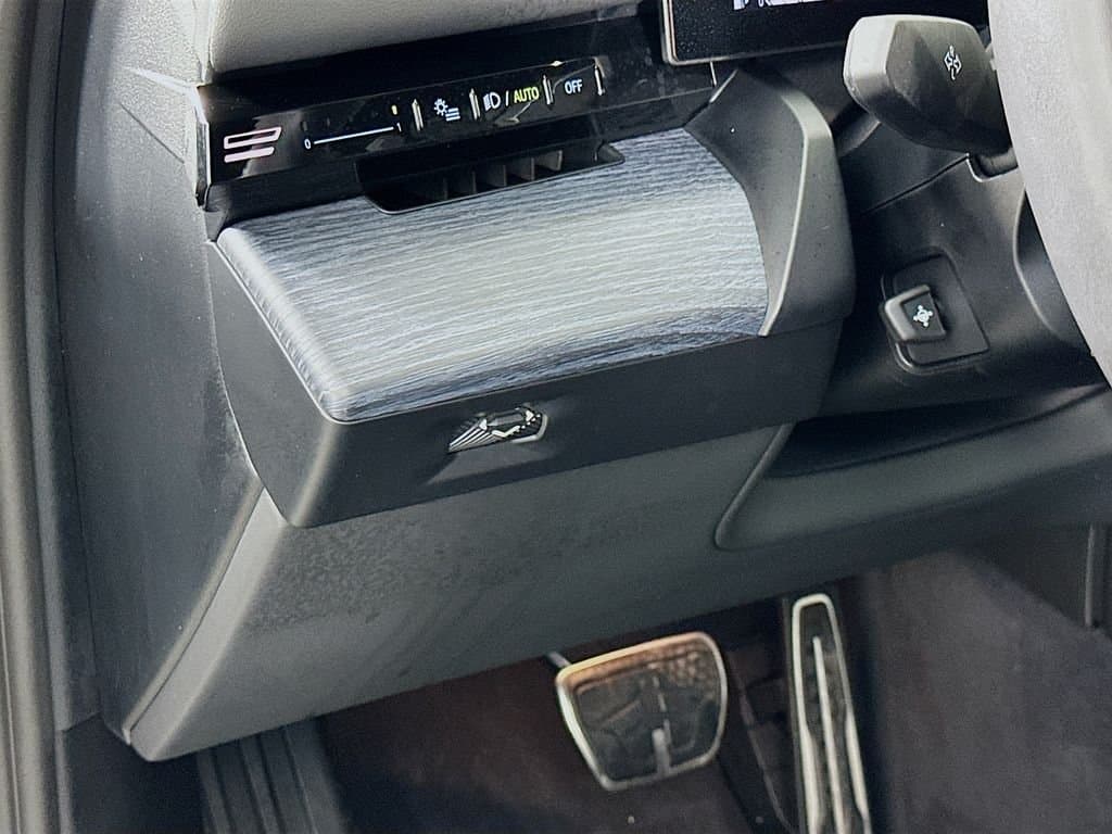 2025 BMW 5 Series - Image 10