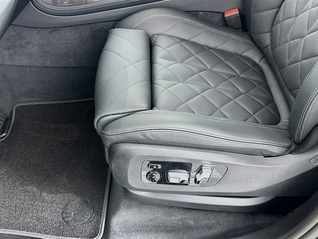 2025 BMW X7 - Image 21