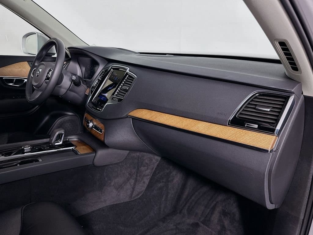 2022 Volvo XC90 Recharge Plug-In Hybrid - Image 31