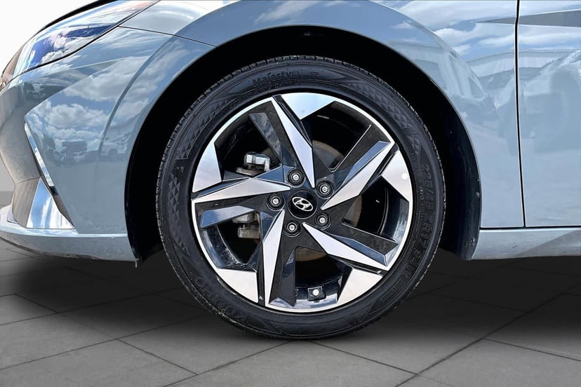 2022 Hyundai Elantra - Image 11