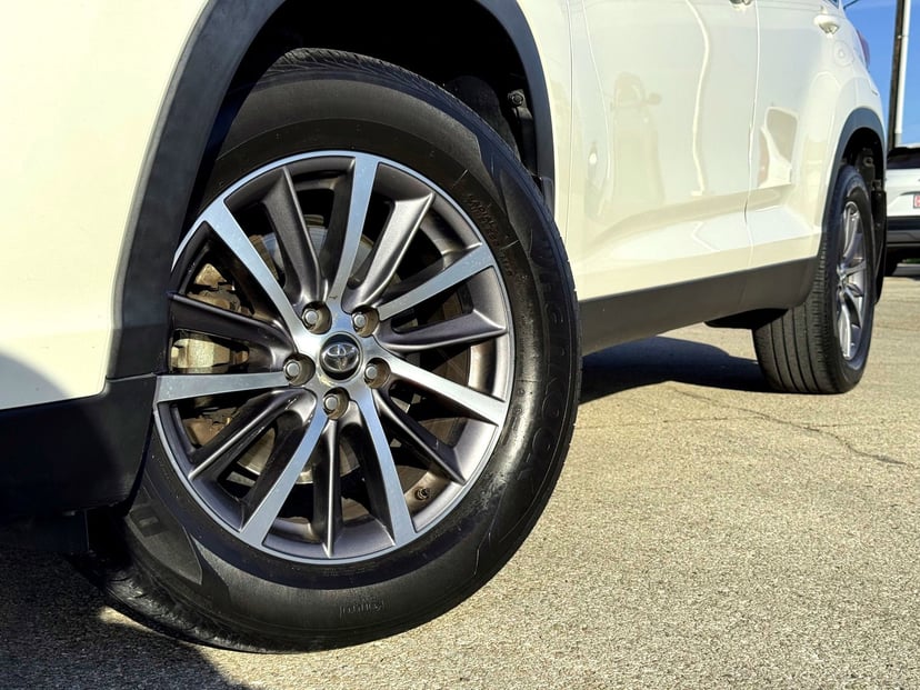 2019 Toyota Highlander - Image 2