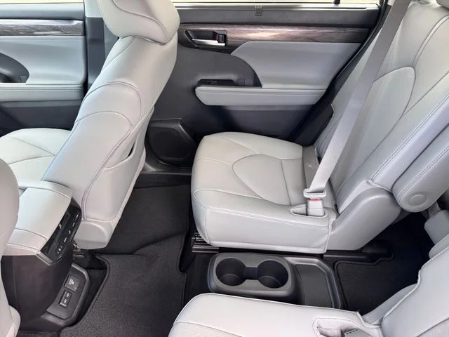 2026 Toyota Highlander Hybrid - Image 21