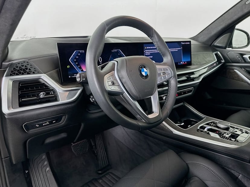2025 BMW X7 - Image 9
