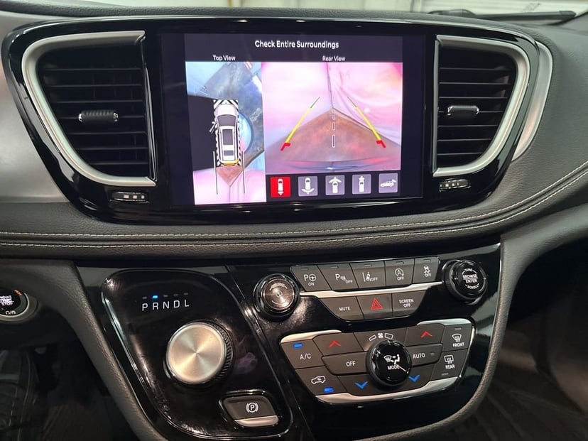 2021 Chrysler Pacifica - Image 14