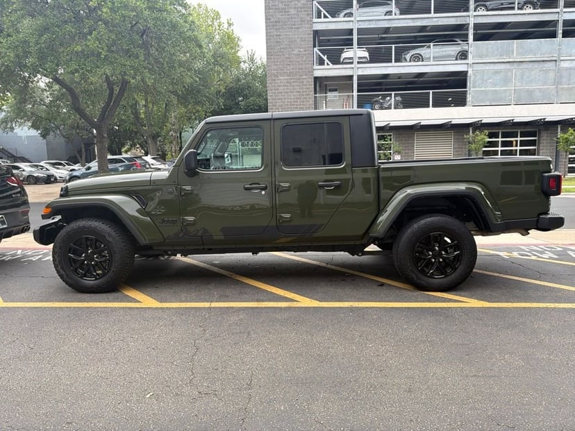 2023 Jeep Gladiator - Image 3