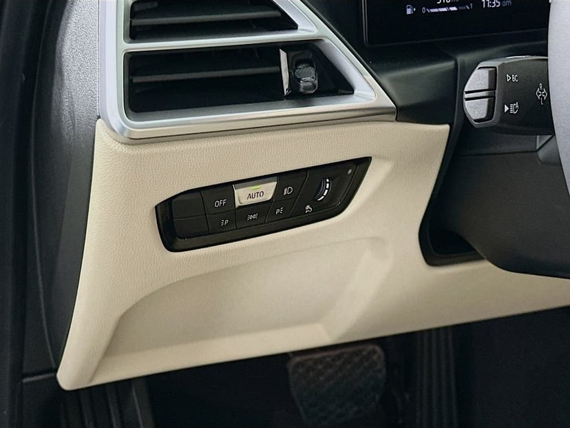 2025 BMW 3 Series - Image 9
