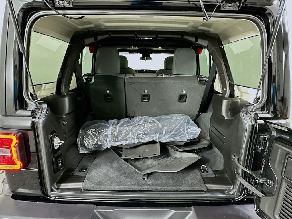 2025 Jeep Wrangler - Image 25