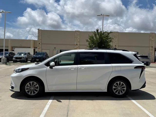 2026 Toyota Sienna - Image 4