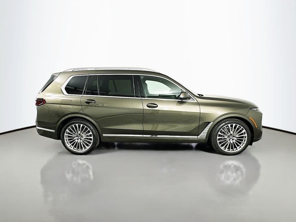 2025 BMW X7 - Image 4