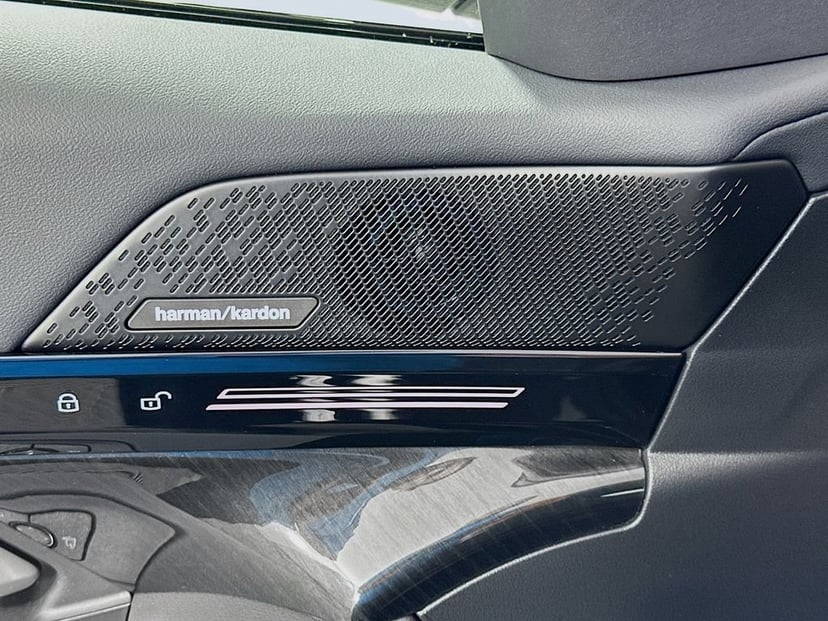 2025 BMW 5 Series - Image 19