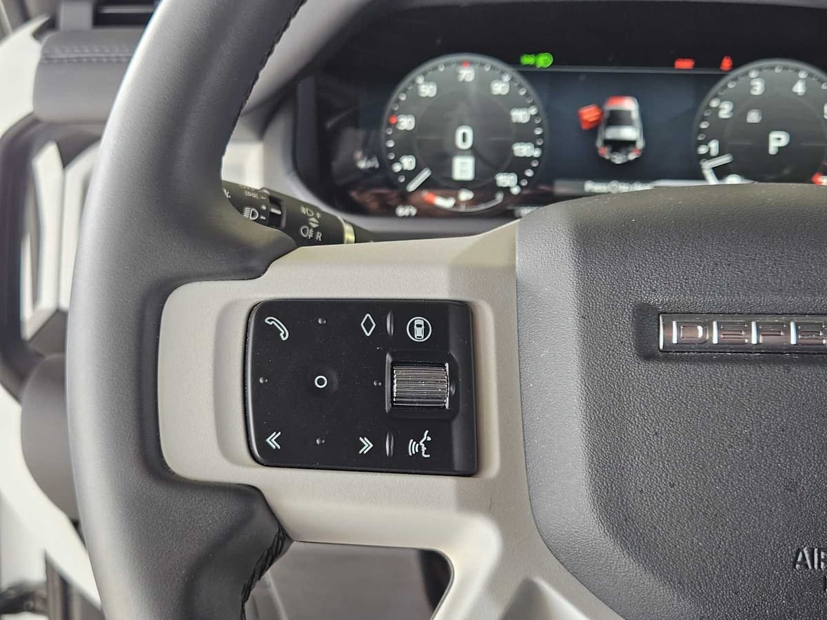2025 Land Rover Defender - Image 27