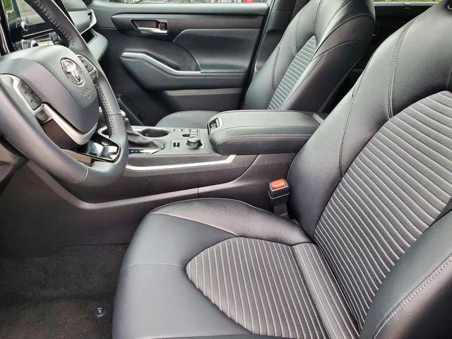 2025 Toyota Highlander - Image 38