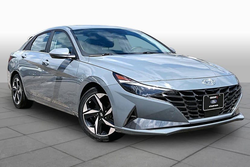 2022 Hyundai Elantra - Image 3