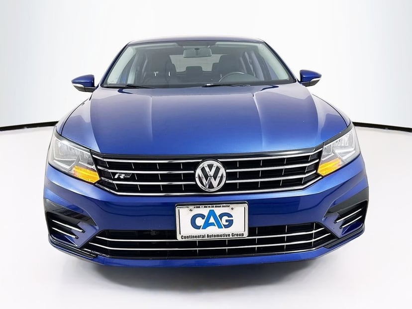 2017 Volkswagen Passat - Image 2